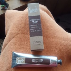 Seed phytonutrients invigorating face mask